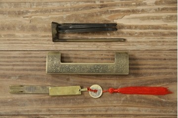 アジアンアンティーク　松材　味わい深い風合いが魅力のバンダチ　(R-082403)