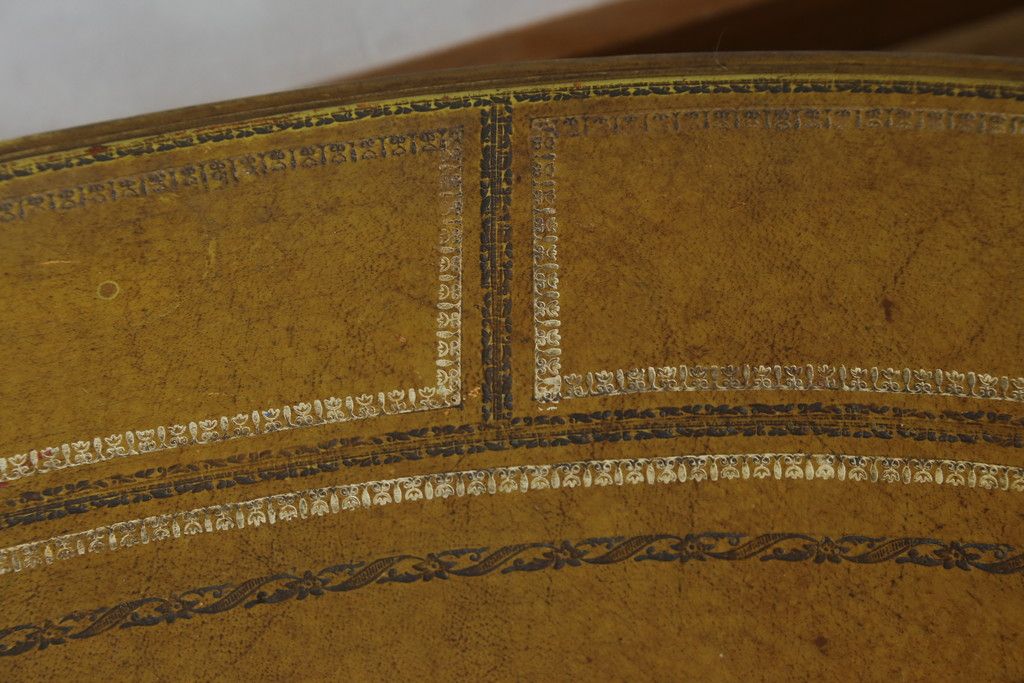 イギリスビンテージ　MAITLAND SMITH(メートランドスミス)　レザートップ　アンティーク調　華やかな彫刻がエレガントなローテーブル(リビングテーブル、センターテーブル、カフェテーブル、コーヒーテーブル、革、英国、ヴィンテージ)(定価約40万円)(R-082405)