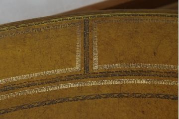 イギリスビンテージ　MAITLAND SMITH(メートランドスミス)　レザートップ　アンティーク調　華やかな彫刻がエレガントなローテーブル(リビングテーブル、センターテーブル、カフェテーブル、コーヒーテーブル、革、英国、ヴィンテージ)(定価約40万円)(R-082405)