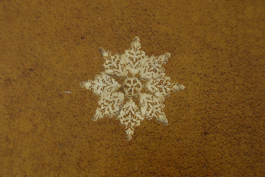 イギリスビンテージ　MAITLAND SMITH(メートランドスミス)　レザートップ　アンティーク調　華やかな彫刻がエレガントなローテーブル(リビングテーブル、センターテーブル、カフェテーブル、コーヒーテーブル、革、英国、ヴィンテージ)(定価約40万円)(R-082405)