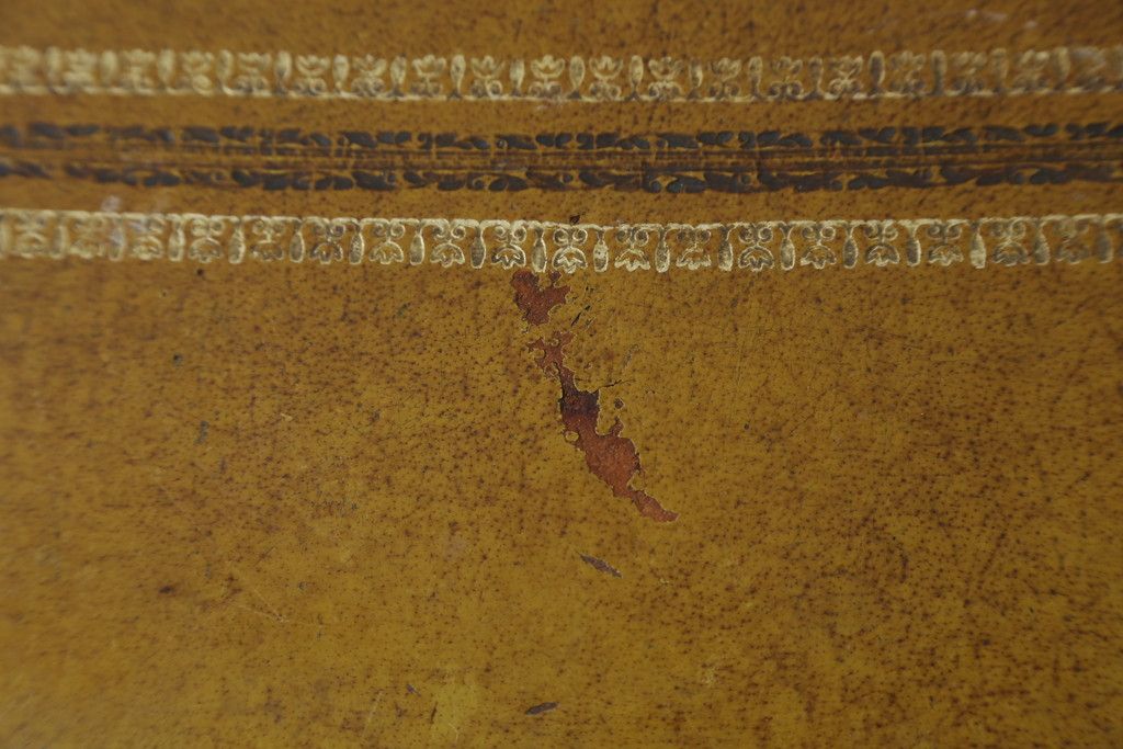 イギリスビンテージ　MAITLAND SMITH(メートランドスミス)　レザートップ　アンティーク調　華やかな彫刻がエレガントなローテーブル(リビングテーブル、センターテーブル、カフェテーブル、コーヒーテーブル、革、英国、ヴィンテージ)(定価約40万円)(R-082405)