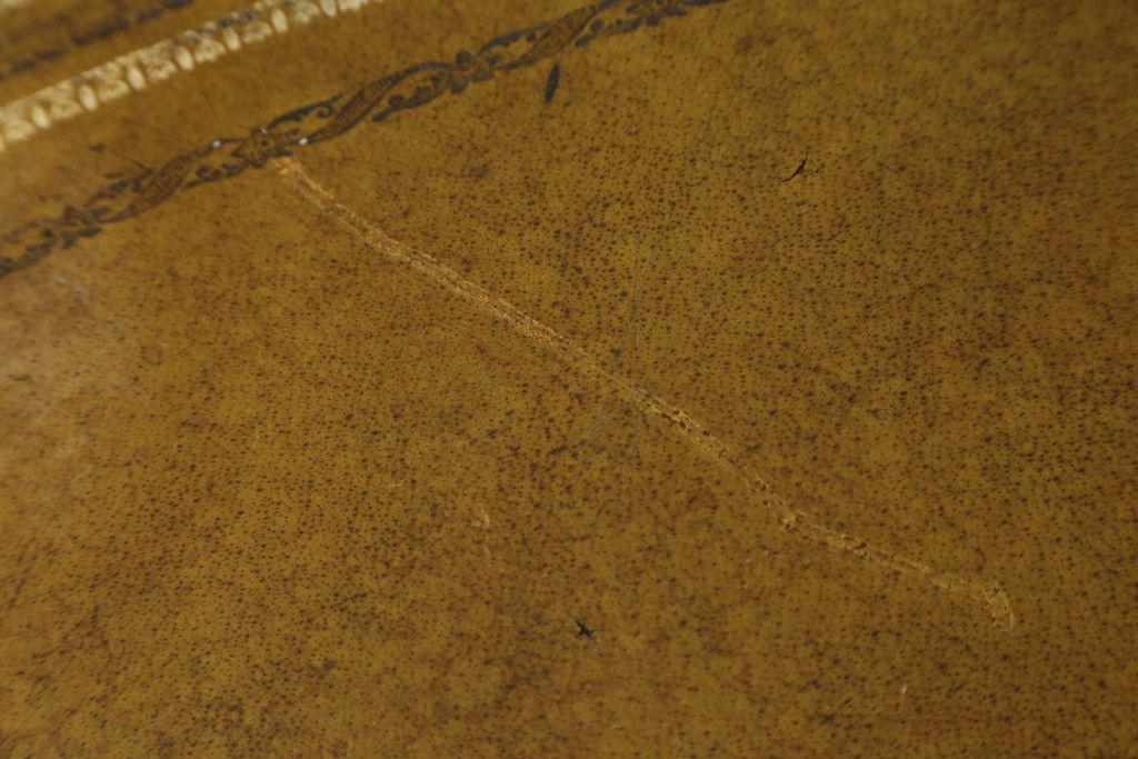 イギリスビンテージ　MAITLAND SMITH(メートランドスミス)　レザートップ　アンティーク調　華やかな彫刻がエレガントなローテーブル(リビングテーブル、センターテーブル、カフェテーブル、コーヒーテーブル、革、英国、ヴィンテージ)(定価約40万円)(R-082405)