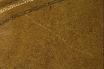 イギリスビンテージ　MAITLAND SMITH(メートランドスミス)　レザートップ　アンティーク調　華やかな彫刻がエレガントなローテーブル(リビングテーブル、センターテーブル、カフェテーブル、コーヒーテーブル、革、英国、ヴィンテージ)(定価約40万円)(R-082405)