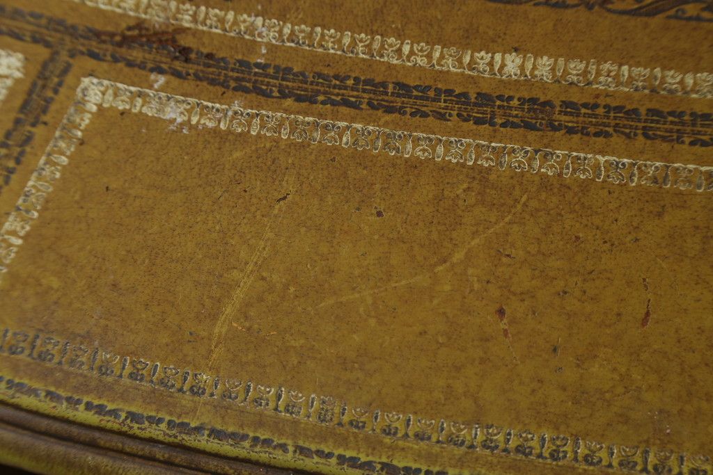 イギリスビンテージ　MAITLAND SMITH(メートランドスミス)　レザートップ　アンティーク調　華やかな彫刻がエレガントなローテーブル(リビングテーブル、センターテーブル、カフェテーブル、コーヒーテーブル、革、英国、ヴィンテージ)(定価約40万円)(R-082405)