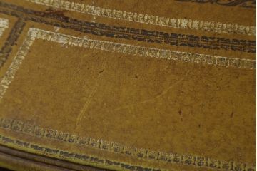 イギリスビンテージ　MAITLAND SMITH(メートランドスミス)　レザートップ　アンティーク調　華やかな彫刻がエレガントなローテーブル(リビングテーブル、センターテーブル、カフェテーブル、コーヒーテーブル、革、英国、ヴィンテージ)(定価約40万円)(R-082405)