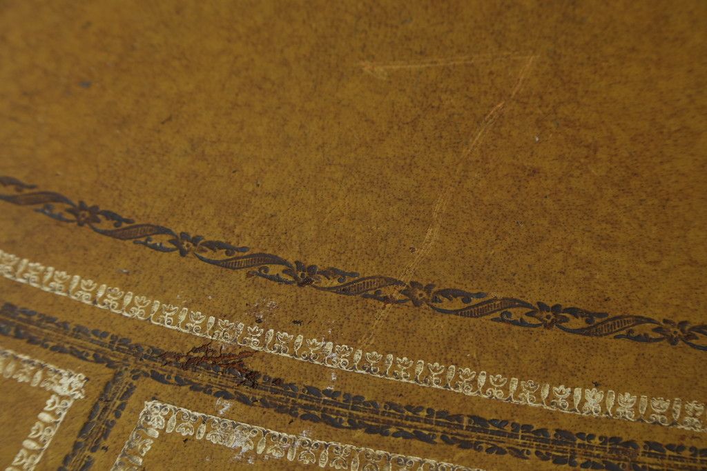 イギリスビンテージ　MAITLAND SMITH(メートランドスミス)　レザートップ　アンティーク調　華やかな彫刻がエレガントなローテーブル(リビングテーブル、センターテーブル、カフェテーブル、コーヒーテーブル、革、英国、ヴィンテージ)(定価約40万円)(R-082405)