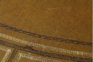 イギリスビンテージ　MAITLAND SMITH(メートランドスミス)　レザートップ　アンティーク調　華やかな彫刻がエレガントなローテーブル(リビングテーブル、センターテーブル、カフェテーブル、コーヒーテーブル、革、英国、ヴィンテージ)(定価約40万円)(R-082405)