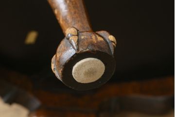 イギリスビンテージ　MAITLAND SMITH(メートランドスミス)　レザートップ　アンティーク調　華やかな彫刻がエレガントなローテーブル(リビングテーブル、センターテーブル、カフェテーブル、コーヒーテーブル、革、英国、ヴィンテージ)(定価約40万円)(R-082405)