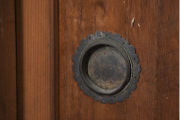 和製アンティーク　桐材　檜(ヒノキ)材　経年による風合いが魅力的な三国時代箪笥・上段(サイドボード、サイドキャビネット、収納棚、戸棚、テレビボード、テレビ台)(R-082415)