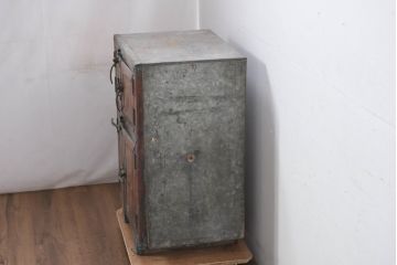 和製アンティーク　前面銅板張り　懐かしい雰囲気が魅力!!ディスプレイになる小振りな冷蔵庫(冷蔵箱、収納棚、戸棚、サイドキャビネット、ディスプレイ雑貨)(R-082417)