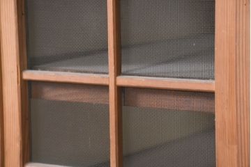 和製アンティーク　レトロな雰囲気漂う古い木味のハエ帳付き幅狭水屋箪笥(茶水屋、置き水屋、茶棚、収納棚、戸棚、蝿帳、はい帳、キャビネット)(R-082418)