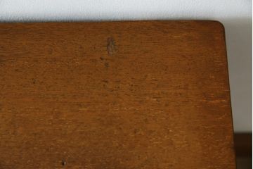 和製アンティーク　古い木の質感が温かみを感じるかわいい幼稚園の机(サイドテーブル、作業台、子供机、在宅ワーク、在宅用、デスク、ワークデスク)(R-082420)