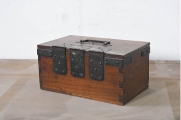 和製アンティーク　欅(ケヤキ)材　時代の流れを感じる風合いの小箱(銭箱、小物収納、小物入れ、収納箱、木箱、ディスプレイ)(R-082423)