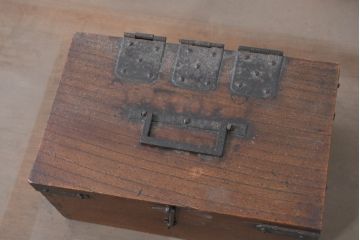 和製アンティーク　欅(ケヤキ)材　時代の流れを感じる風合いの小箱(銭箱、小物収納、小物入れ、収納箱、木箱、ディスプレイ)(R-082423)