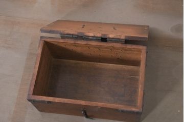 和製アンティーク　欅(ケヤキ)材　時代の流れを感じる風合いの小箱(銭箱、小物収納、小物入れ、収納箱、木箱、ディスプレイ)(R-082423)