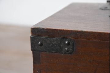 和製アンティーク　欅(ケヤキ)材　時代の流れを感じる風合いの小箱(銭箱、小物収納、小物入れ、収納箱、木箱、ディスプレイ)(R-082423)