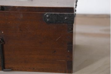 和製アンティーク　欅(ケヤキ)材　時代の流れを感じる風合いの小箱(銭箱、小物収納、小物入れ、収納箱、木箱、ディスプレイ)(R-082423)