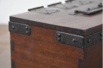 和製アンティーク　欅(ケヤキ)材　時代の流れを感じる風合いの小箱(銭箱、小物収納、小物入れ、収納箱、木箱、ディスプレイ)(R-082423)