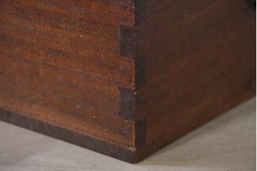 和製アンティーク　欅(ケヤキ)材　時代の流れを感じる風合いの小箱(銭箱、小物収納、小物入れ、収納箱、木箱、ディスプレイ)(R-082423)