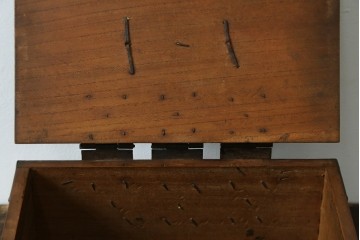 和製アンティーク　欅(ケヤキ)材　時代の流れを感じる風合いの小箱　(R-082423)