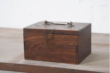 和製アンティーク　欅(ケヤキ)材　時代の流れを感じる風合いの小箱(銭箱、小物収納、小物入れ、収納箱、木箱、ディスプレイ)(R-082424)