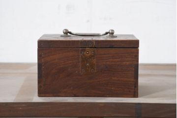 和製アンティーク　欅(ケヤキ)材　時代の流れを感じる風合いの小箱(銭箱、小物収納、小物入れ、収納箱、木箱、ディスプレイ)(R-082424)