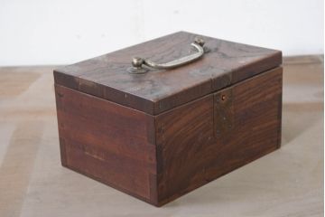 和製アンティーク　欅(ケヤキ)材　時代の流れを感じる風合いの小箱(銭箱、小物収納、小物入れ、収納箱、木箱、ディスプレイ)(R-082424)