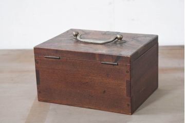 和製アンティーク　欅(ケヤキ)材　時代の流れを感じる風合いの小箱(銭箱、小物収納、小物入れ、収納箱、木箱、ディスプレイ)(R-082424)