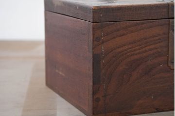 和製アンティーク　欅(ケヤキ)材　時代の流れを感じる風合いの小箱(銭箱、小物収納、小物入れ、収納箱、木箱、ディスプレイ)(R-082424)