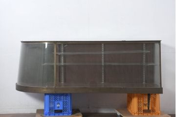 和製アンティーク　曲げガラス　無骨なデザインがおしゃれでかっこいい台形ガラスケース(Gケース、Rガラス、曲面ガラス、ショーケース、ディスプレイケース、コレクションケース、飾り棚、陳列棚、店舗什器)(R-082425)