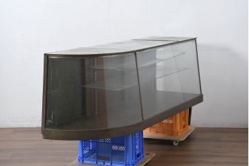 和製アンティーク　曲げガラス　無骨なデザインがおしゃれでかっこいい台形ガラスケース(Gケース、Rガラス、曲面ガラス、ショーケース、ディスプレイケース、コレクションケース、飾り棚、陳列棚、店舗什器)(R-082425)