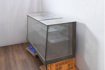 和製アンティーク　曲げガラス　無骨なデザインがおしゃれでかっこいい台形ガラスケース(Gケース、Rガラス、曲面ガラス、ショーケース、ディスプレイケース、コレクションケース、飾り棚、陳列棚、店舗什器)(R-082425)