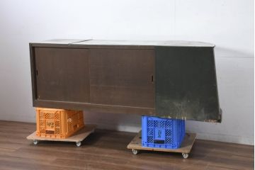 和製アンティーク　曲げガラス　無骨なデザインがおしゃれでかっこいい台形ガラスケース(Gケース、Rガラス、曲面ガラス、ショーケース、ディスプレイケース、コレクションケース、飾り棚、陳列棚、店舗什器)(R-082425)