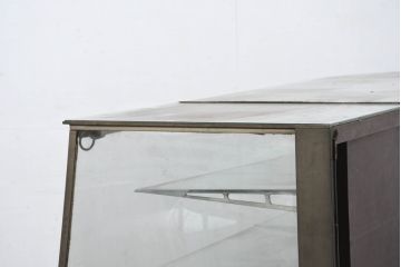 和製アンティーク　曲げガラス　無骨なデザインがおしゃれでかっこいい台形ガラスケース(Gケース、Rガラス、曲面ガラス、ショーケース、ディスプレイケース、コレクションケース、飾り棚、陳列棚、店舗什器)(R-082425)