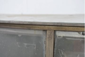 和製アンティーク　曲げガラス　無骨なデザインがおしゃれでかっこいい台形ガラスケース(Gケース、Rガラス、曲面ガラス、ショーケース、ディスプレイケース、コレクションケース、飾り棚、陳列棚、店舗什器)(R-082425)