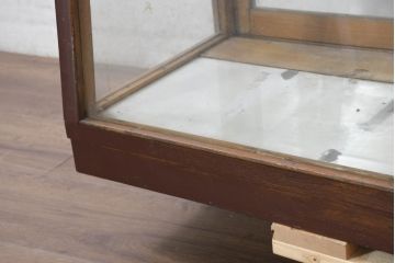 和製アンティーク　卓上タイプ　ナラ材　台形型のレトロなガラスケース(Gケース、ショーケース、ディスプレイケース、コレクションケース、飾り棚、陳列棚、店舗什器)(R-082426)