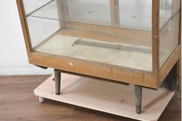 和製アンティーク　ナラ材　レトロな雰囲気づくりに活躍してくれるパン屋の縦型ガラスケース(ショーケース、Gケース、ディスプレイケース、コレクションケース、飾り棚、陳列棚、店舗什器)(R-082428)