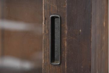 和製アンティーク　古い木味が魅力的なシンプルな戸棚(本棚、本箱、ブックケース、ガラス戸棚、飾り棚、陳列棚、キャビネット、店舗什器)(R-082430)