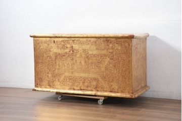 アンティーク　東南アジア美術　タイ?　ビルマ?　工芸品　戦士と寺院建築が全面に描かれた精細な彫刻入りのブランケットボックス(木箱、コファー、収納箱)(R-082431)