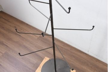 中古　国産特注オーダー品　アームの位置が変えられるアイアンポールハンガー(帽子掛け、洋服掛け、コートハンガー、ハットスタンド、ハンガーラック、店舗什器)(製作費約9万円)(R-082436)