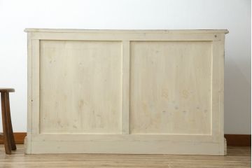 中古　引き出し14杯　シャビーな白ペイントが魅力的な薄型チェスト(サイドチェスト、サイドボード、引き出し、店舗什器)(R-082437)