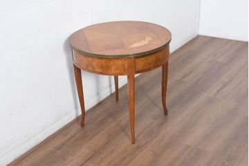 中古　アメリカ　最高級家具メーカー　Baker(ベーカー社)　洗練されたデザインが魅力の引き出し付きコーヒーテーブル(カフェテーブル、サイドテーブル、ラウンドテーブル、丸テーブル、ニーラウス)(定価約50万円)(R-082443)