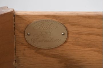 中古　アメリカ　最高級家具メーカー　Baker(ベーカー社)　洗練されたデザインが魅力の引き出し付きコーヒーテーブル(カフェテーブル、サイドテーブル、ラウンドテーブル、丸テーブル、ニーラウス)(定価約50万円)(R-082443)