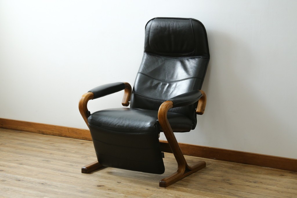 デンマークヴィンテージ　Nielaus Mobler(ニエラウスモブラー)　ap Dream seat(ドリームシート)　本革(レザー)　スタイリッシュなデザインのリクライニングイージーチェア　(R-082445)