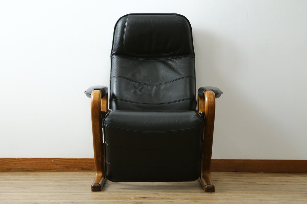 デンマークヴィンテージ　Nielaus Mobler(ニエラウスモブラー)　ap Dream seat(ドリームシート)　本革(レザー)　スタイリッシュなデザインのリクライニングイージーチェア　(R-082445)