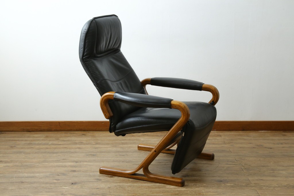 デンマークヴィンテージ　Nielaus Mobler(ニエラウスモブラー)　ap Dream seat(ドリームシート)　本革(レザー)　スタイリッシュなデザインのリクライニングイージーチェア　(R-082445)