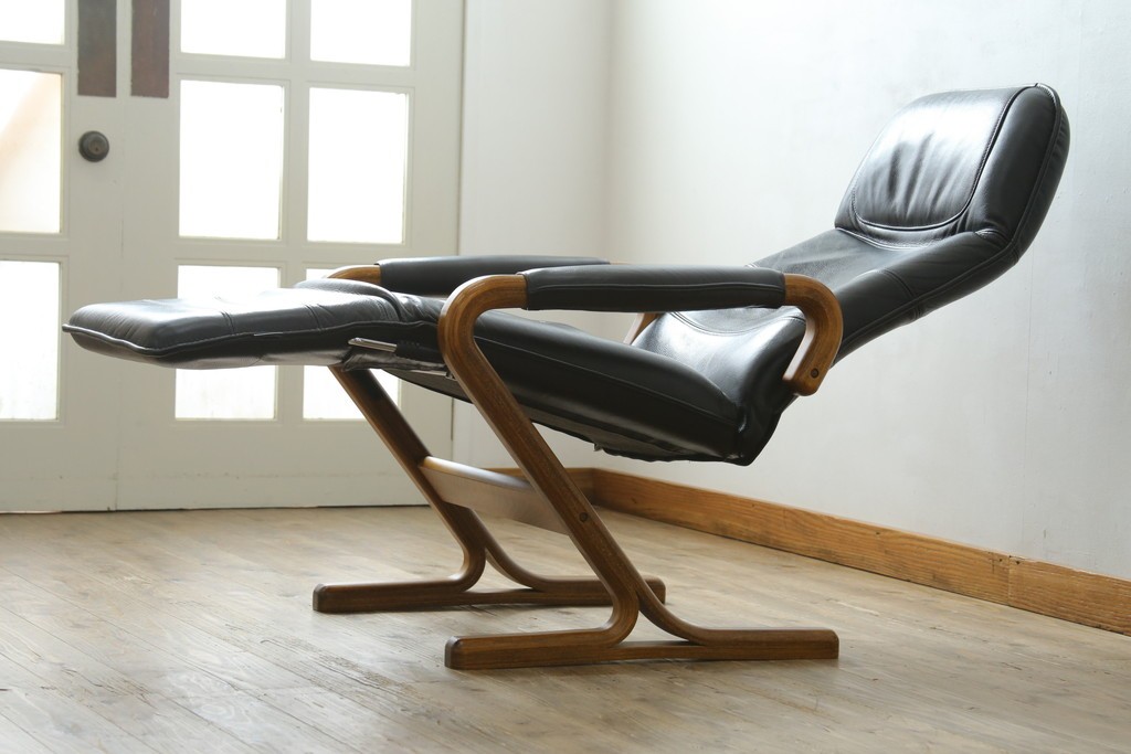 デンマークヴィンテージ　Nielaus Mobler(ニエラウスモブラー)　ap Dream seat(ドリームシート)　本革(レザー)　スタイリッシュなデザインのリクライニングイージーチェア　(R-082445)