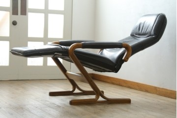 デンマークヴィンテージ　Nielaus Mobler(ニエラウスモブラー)　ap Dream seat(ドリームシート)　本革(レザー)　スタイリッシュなデザインのリクライニングイージーチェア　(R-082445)