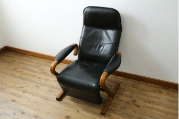 デンマークヴィンテージ　Nielaus Mobler(ニエラウスモブラー)　ap Dream seat(ドリームシート)　本革(レザー)　スタイリッシュなデザインのリクライニングイージーチェア　(R-082445)