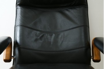 デンマークヴィンテージ　Nielaus Mobler(ニエラウスモブラー)　ap Dream seat(ドリームシート)　本革(レザー)　スタイリッシュなデザインのリクライニングイージーチェア　(R-082445)